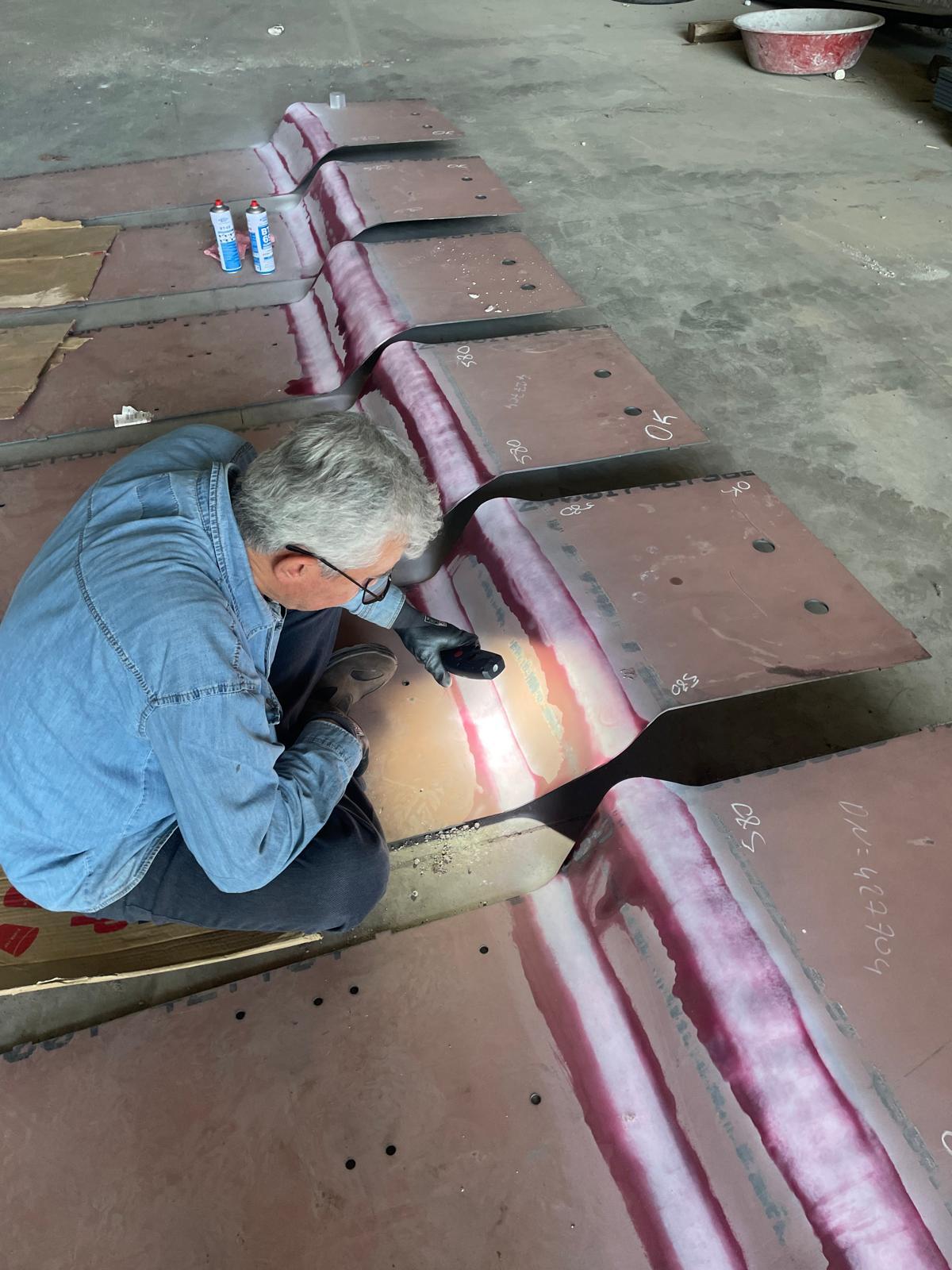 Atölyede penetrant uygulaması yapılmış çelik parçalar